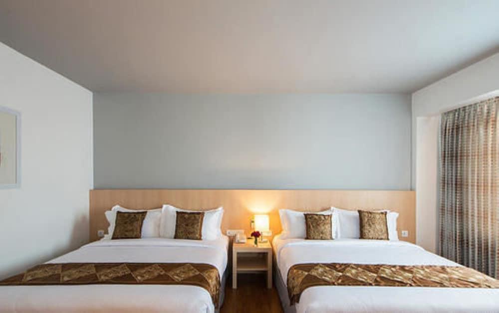 Wyne Hotel Янгон Екстериор снимка