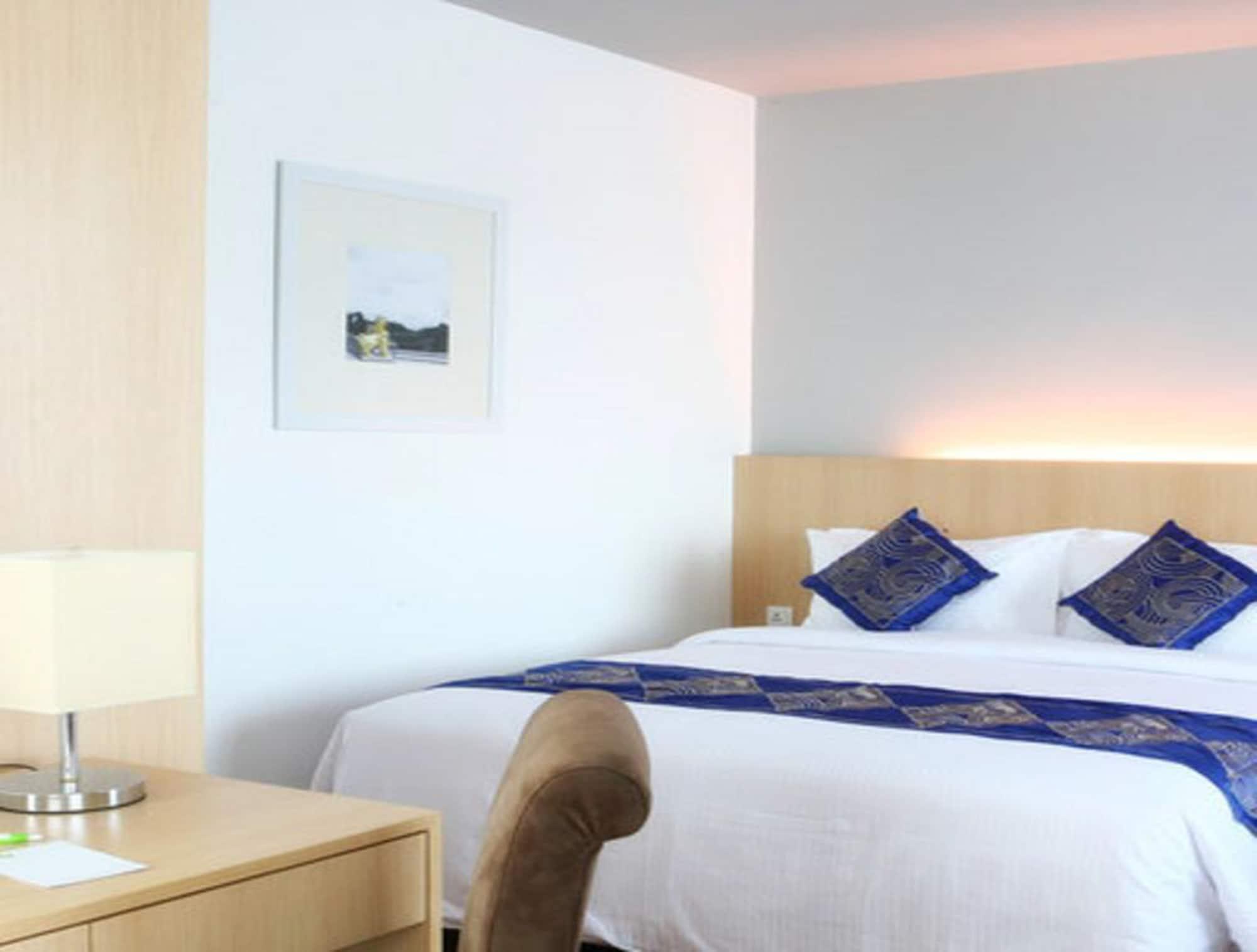 Wyne Hotel Янгон Екстериор снимка