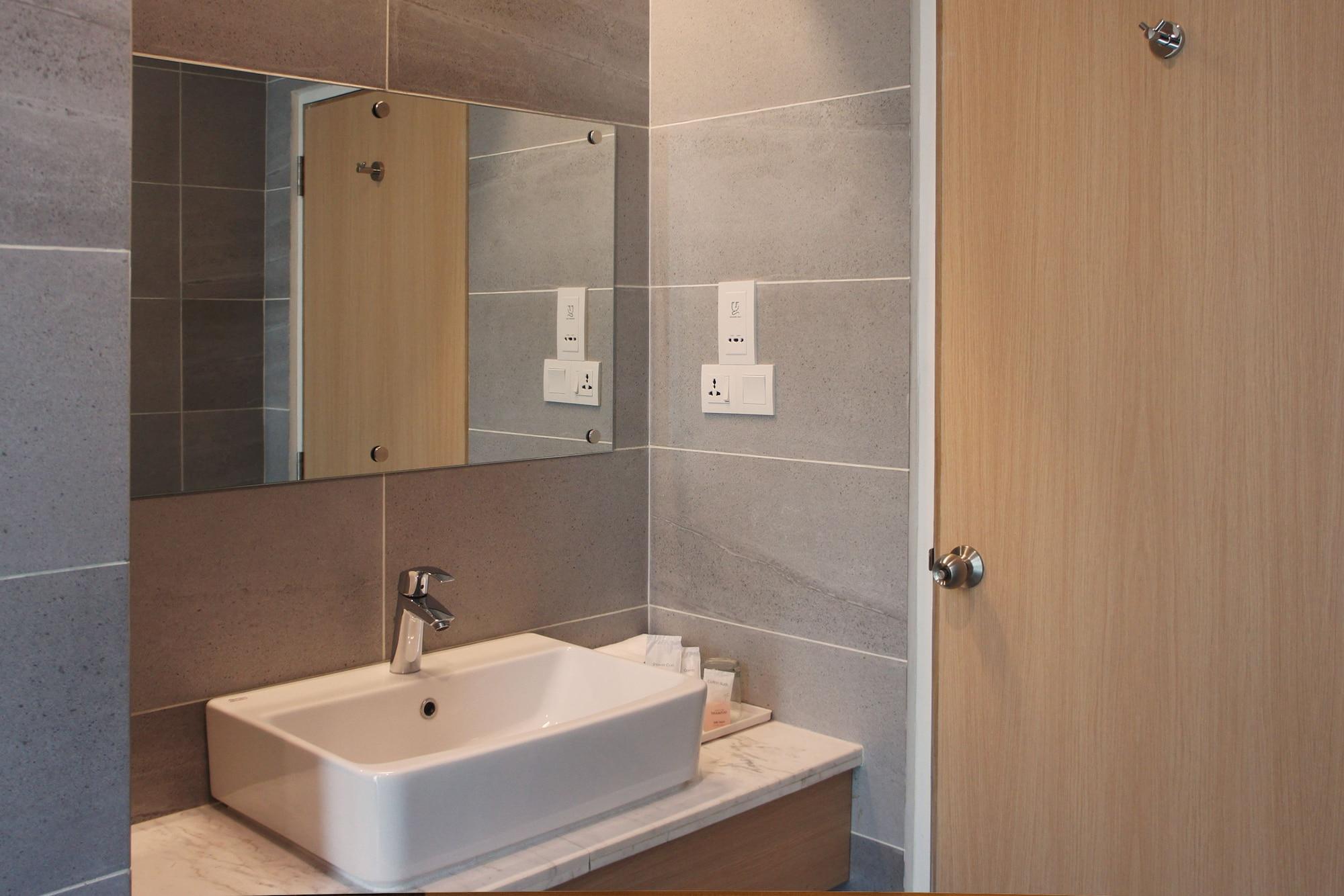 Wyne Hotel Янгон Екстериор снимка