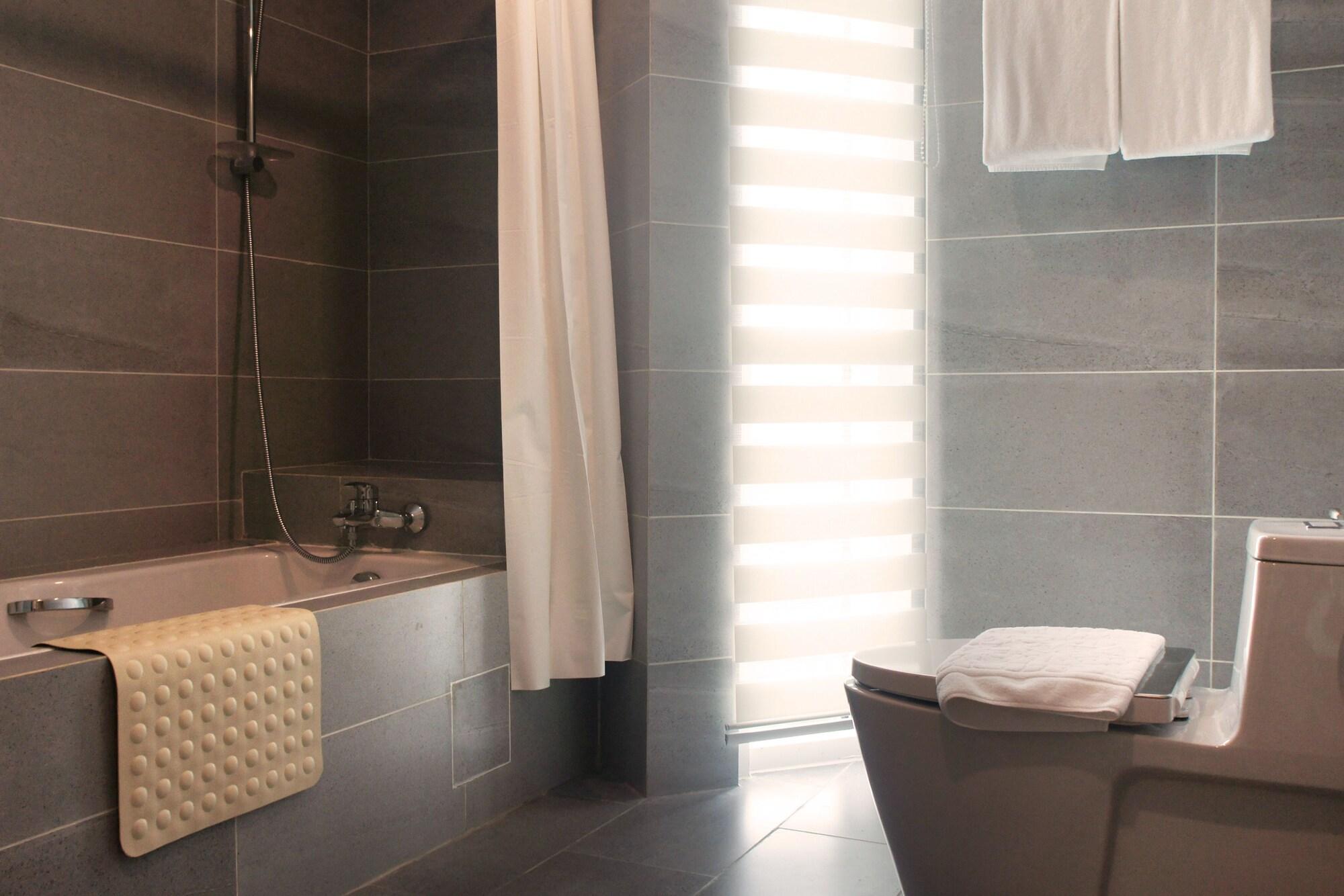 Wyne Hotel Янгон Екстериор снимка
