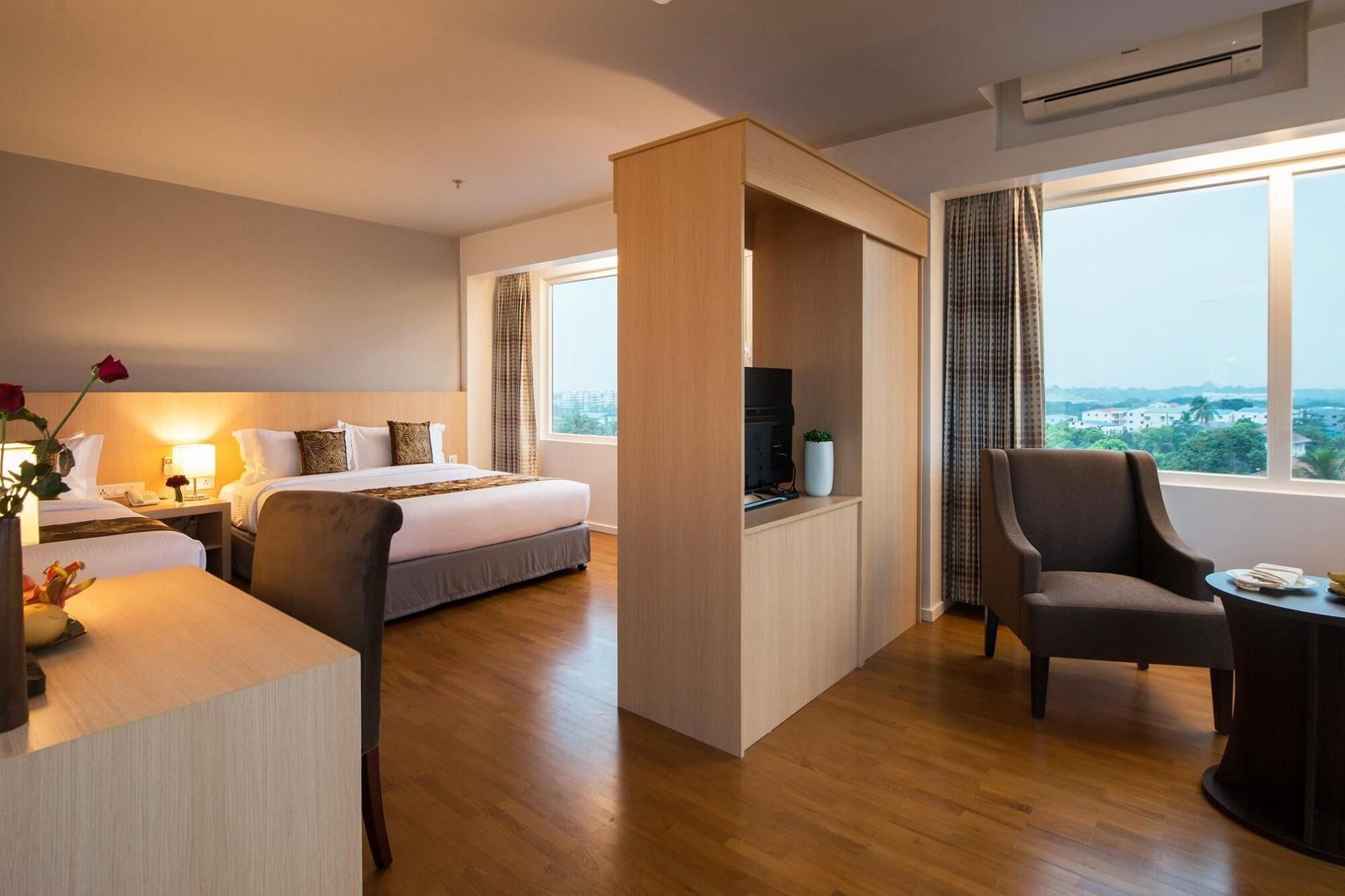 Wyne Hotel Янгон Екстериор снимка