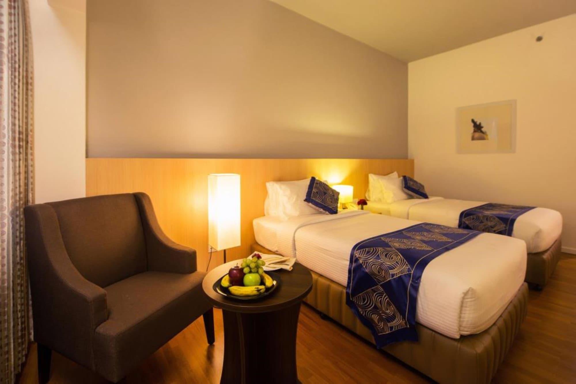 Wyne Hotel Янгон Екстериор снимка