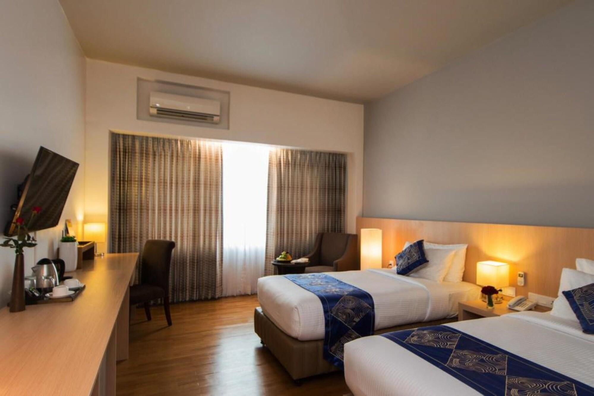 Wyne Hotel Янгон Екстериор снимка