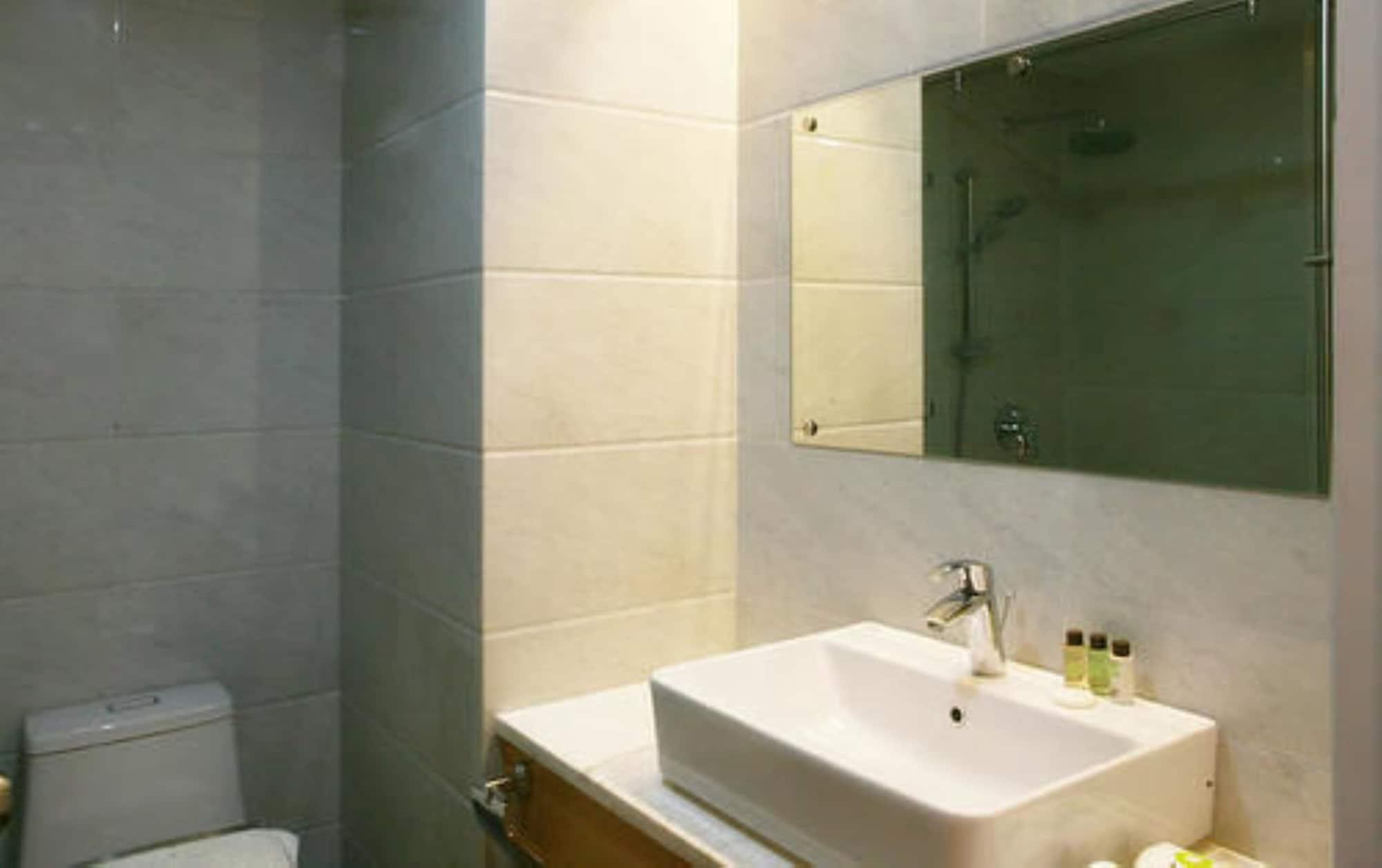 Wyne Hotel Янгон Екстериор снимка