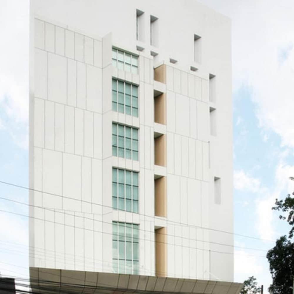 Wyne Hotel Янгон Екстериор снимка