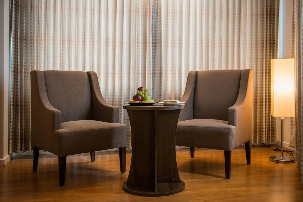Wyne Hotel Янгон Екстериор снимка