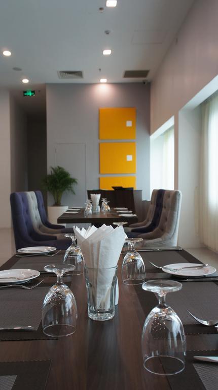 Wyne Hotel Янгон Екстериор снимка