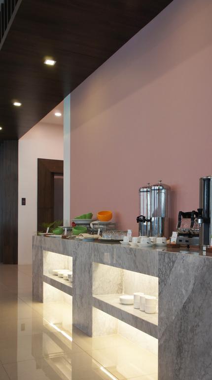 Wyne Hotel Янгон Екстериор снимка