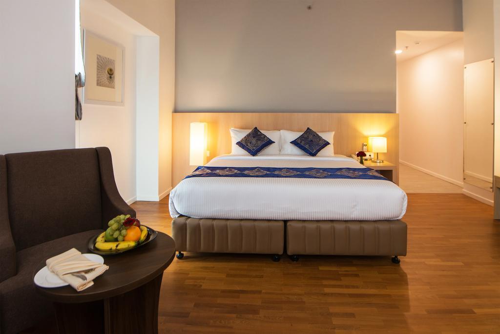 Wyne Hotel Янгон Екстериор снимка