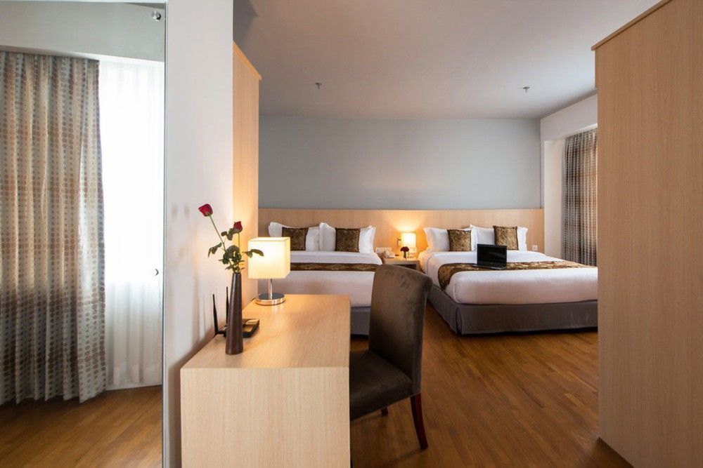 Wyne Hotel Янгон Екстериор снимка