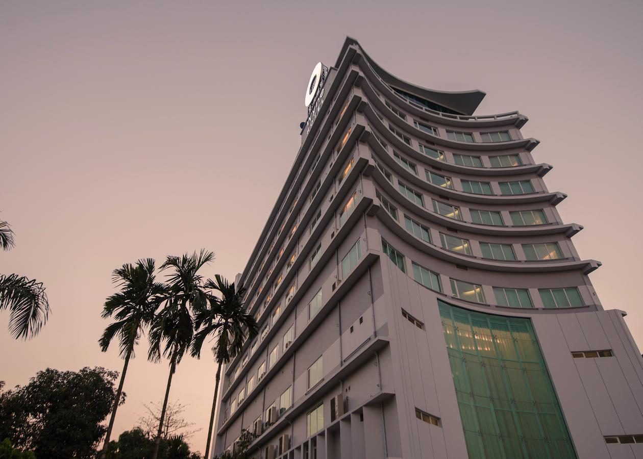 Wyne Hotel Янгон Екстериор снимка
