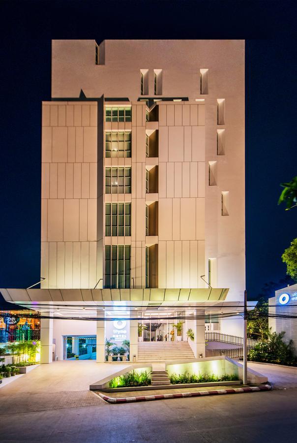 Wyne Hotel Янгон Екстериор снимка