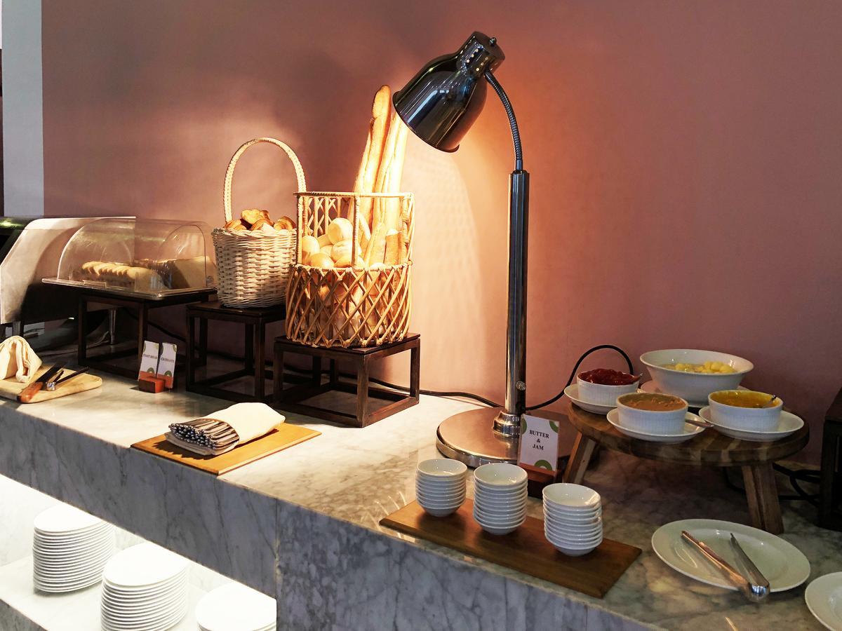 Wyne Hotel Янгон Екстериор снимка